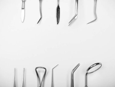 Beyaz arkaplanda dişçi araçları