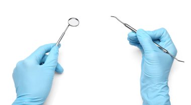 Beyaz arka plan üzerinde araçlarıyla diş hekimi