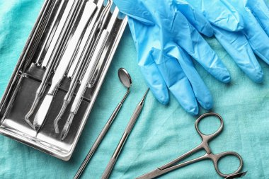 Dişçi araçları ve kumaş üzerine eldiven