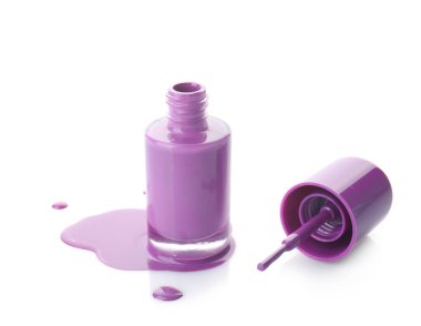 Tırnak cilası fırça beyaz arka plan üzerine açık şişe