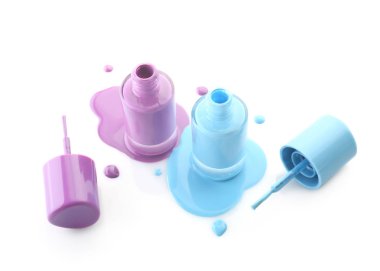 Beyaz arka planda fırçalar ile tırnak cilaları açık şişe