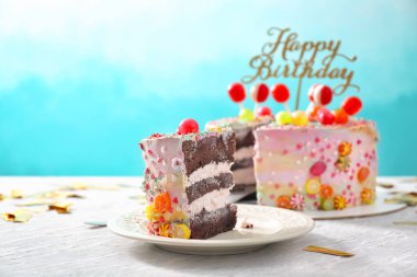Lezzetli Doğum günü pastası masada parçası ile plaka