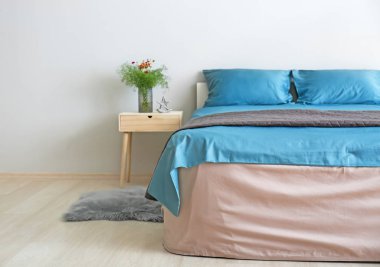 Rahat yatak odasında ışık duvarının yakınında