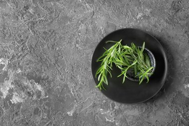 Gri dokulu arka plan üzerinde taze biberiye ile plaka