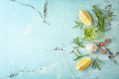 Taze biberiye, limon ve renk arka plan üzerinde baharat kompozisyonu