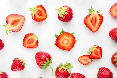Beyaz arka plan üzerinde olgun çilek ile düz yatıyordu kompozisyon