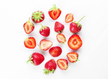 Beyaz arka plan üzerinde olgun çilek ile düz yatıyordu kompozisyon