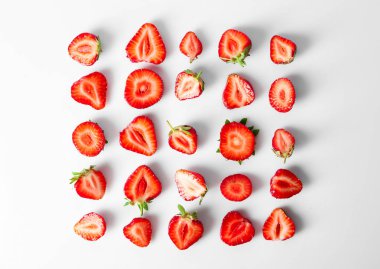 Beyaz arka plan üzerinde olgun çilek ile düz yatıyordu kompozisyon
