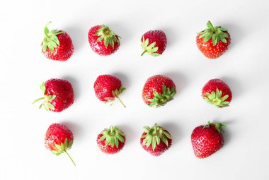 Beyaz arka plan üzerinde olgun çilek ile düz yatıyordu kompozisyon