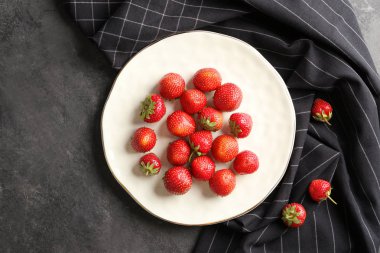 Masada tatlı olgun çilek ile plaka
