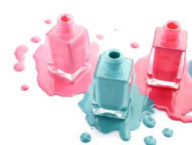 Tırnak cilaları beyaz arka plan üzerine açık şişe