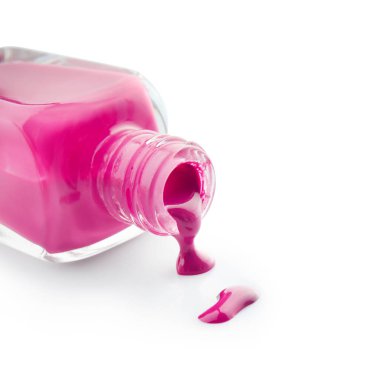 Tırnak cilası beyaz arka plan üzerine açık şişe