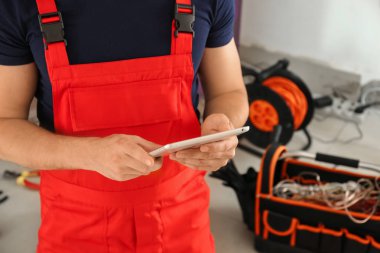 Elektrikçi ile tablet Pc kapalı