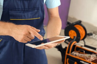 Elektrikçi dağıtım panosu kapalı yakınındaki tablet Pc ile