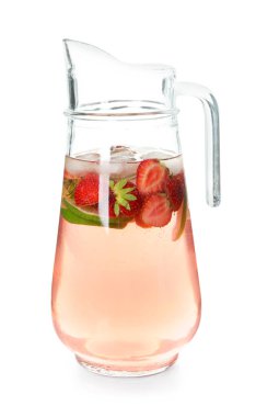 Cam sürahi beyaz zemin üzerine çilek ile lezzetli limonata