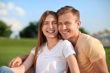 Genç çift güneşli günde Park'ta dinlenme