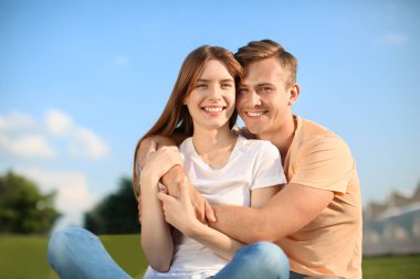 Genç çift güneşli günde Park'ta dinlenme