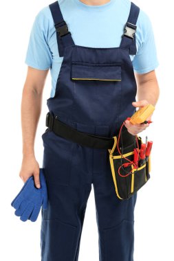 Elektrikçi multimetre ve beyaz arka plan üzerinde araçları