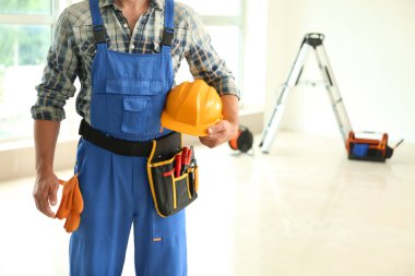 Elektrikçi araçları ve kask yeni boş daire