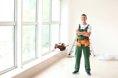 Elektrikçi araçlarıyla yeni boş daire