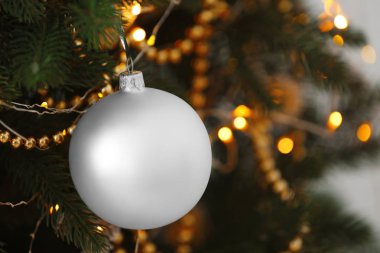 Noel top ve köknar ağacı, closeup üzerinde parlayan ışıklar