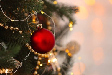 Noel top ve köknar ağacı, closeup üzerinde parlayan ışıklar