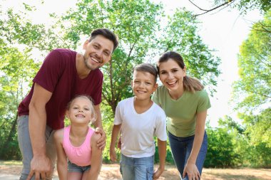 park içinde mutlu bir aile portresi