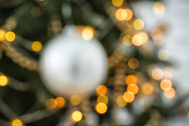 Köknar ağacı parlak Noel ışıkları ve top, closeup ile bulanık bakış