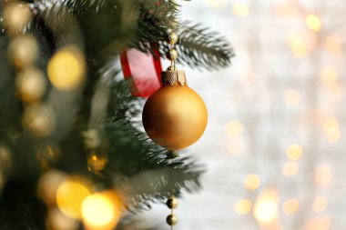 Noel top ve köknar ağacı üzerinde parlayan ışıklar