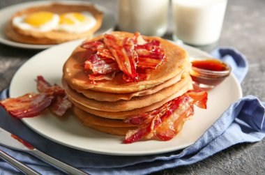 Lezzetli pankek ve pastırma gri tablo ile plaka