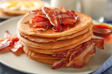 Lezzetli pankek ve pastırma masada, closeup ile plaka