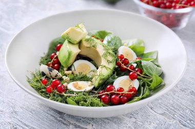 Bıldırcın yumurtası ve avokado masada kase lezzetli salata