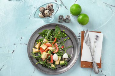Plaka masada lezzetli avokado ve karides salatası ile