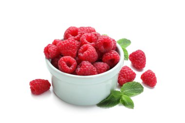 Beyaz arka planda olgun ahududu kasesi