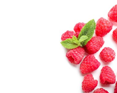 Beyaz zemin üzerine nane ile lezzetli olgun ahududu