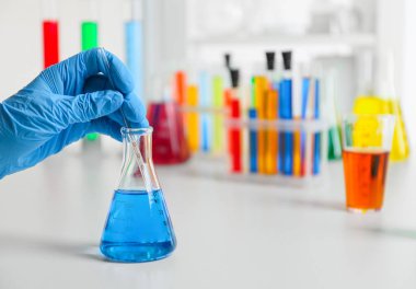 Laboratuvar, portre renk sıvı ile çalışan bilim adamı