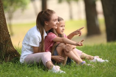 Mutlu anne ve kızı yeşil Park'ta dinlenme