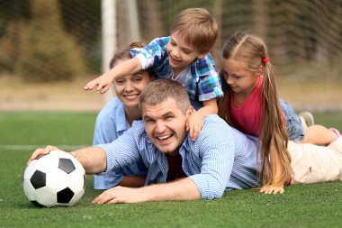 Mutlu aile açık havada futbol topuyla