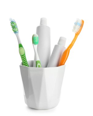 Kupası ile diş fırçası ve beyaz zemin üzerine Yapıştır