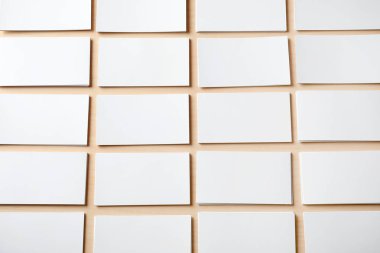 Ahşap arka planda boş kartvizitler