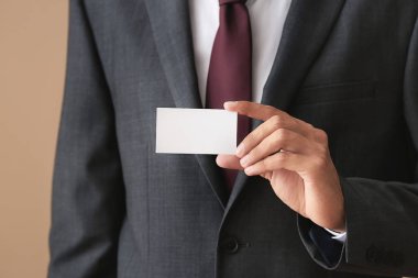 Kartvizit renk arka plan, closeup üzerinde olan adam