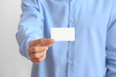 Adam açık renkli, closeup üzerinde iş kart ile