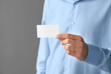 Kartvizit gri arka plan, closeup üzerinde olan adam