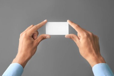 Kartvizit gri arka plan, closeup üzerinde olan adam