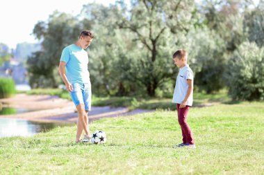 Açık havada futbol oynarken oğluyla baba