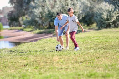 Açık havada futbol oynarken oğluyla baba
