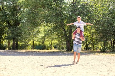Küçük bir çocuk ve babası açık havada oyun