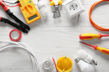 Farklı elektrikçi malzemeleri ahşap arka plan üzerinde çerçeve yapılmış