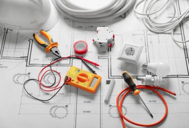 Farklı elektrikçi malzemeleri elektrik düzeni
