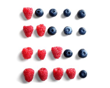 Lezzetli olgun çilek beyaz arka planda, üstten görünüm